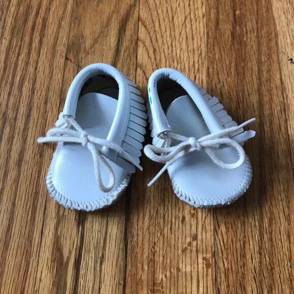 1970s Vegan White Pleather Baby Moccasins - Boho Hippie Baby - Fringe Southwest - Picture 1 of 4